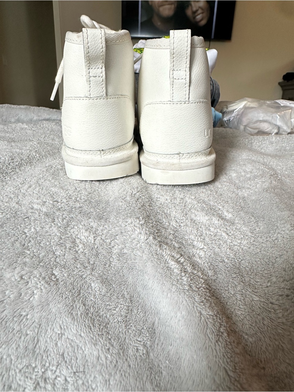 UGG Kids Off-White Lace-Up Shearling Boots - Picture 9 of 9